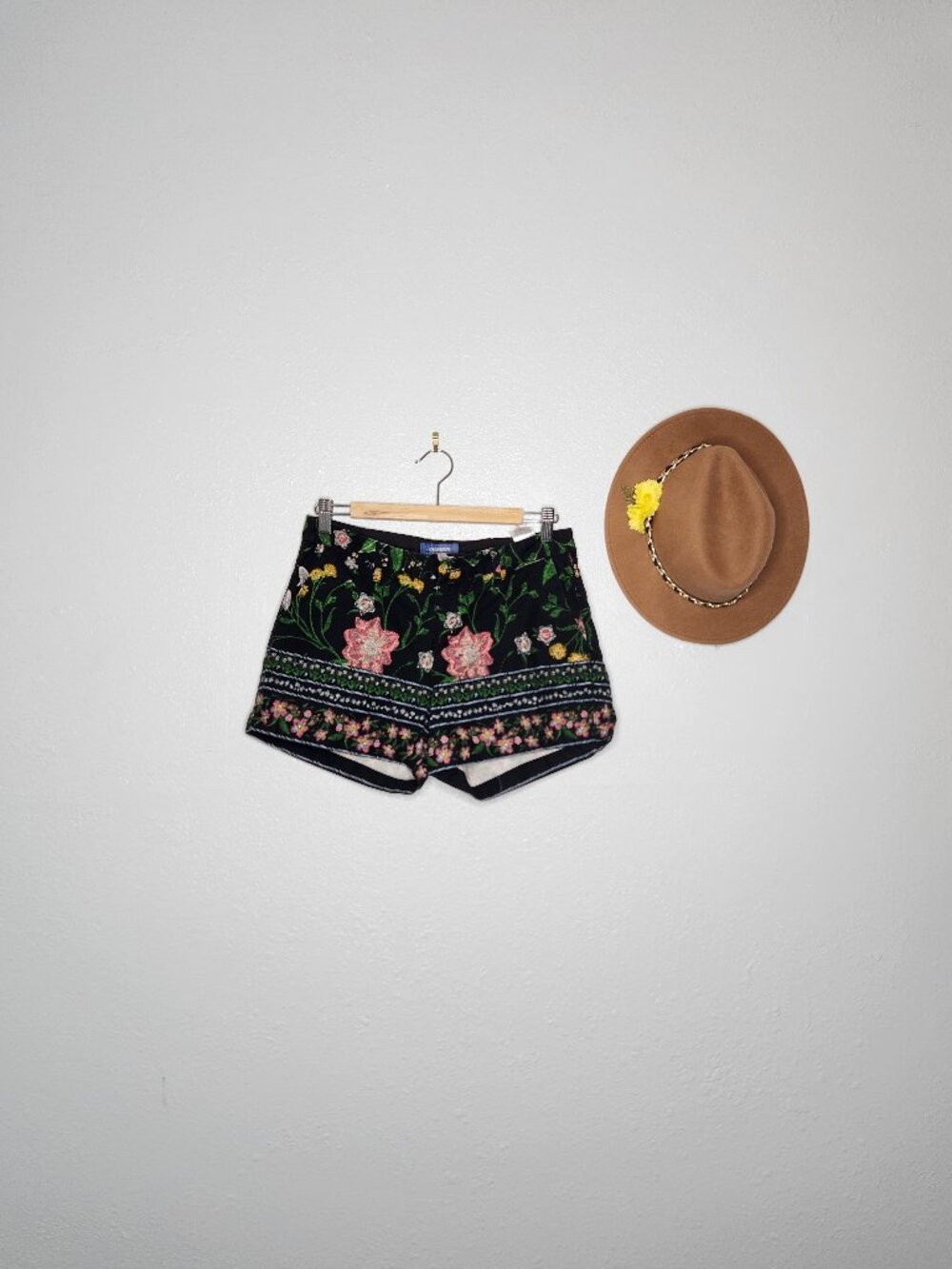 Old Navy Size 4 Black Floral Everyday Shorts